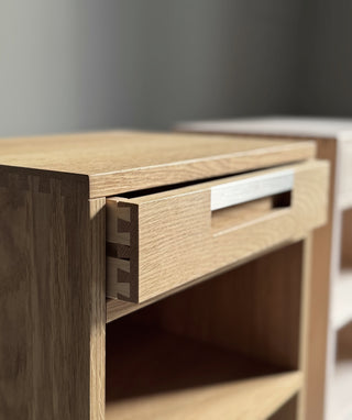 Klinte bedside table - with legs